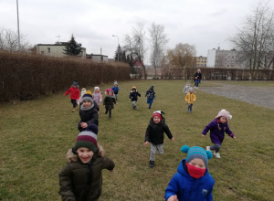 Wiosenne zabawy Tygrysków w ogrodzie przedszkolnym